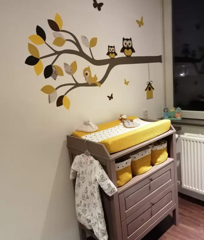Okergele babykamer met okergele uilentak behangsticker